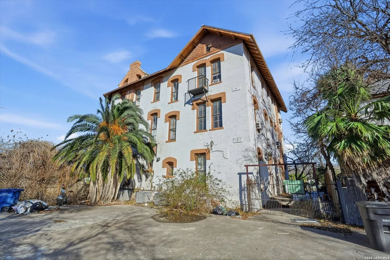 This historic fixer-upper on the market was in-built 1890 by famend Bexar County Courthouse architect