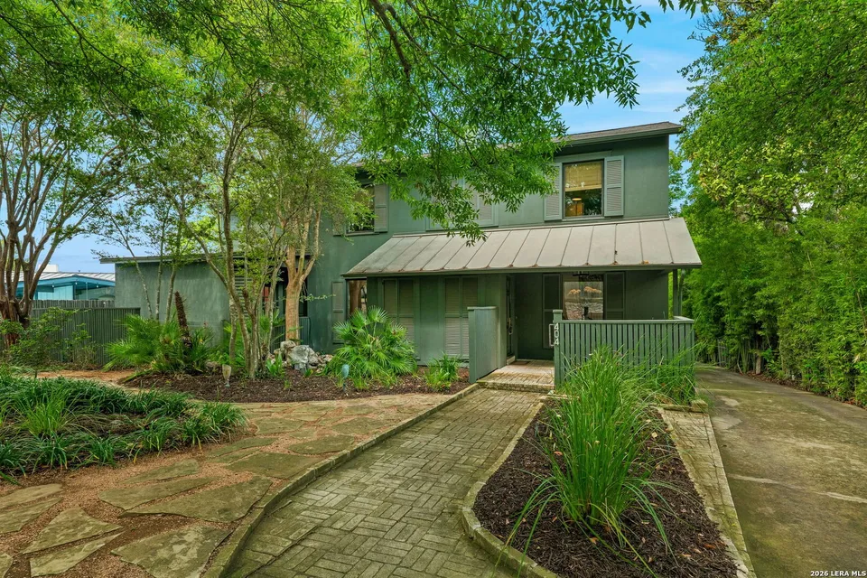 Quirky Forties residence on the market in San Antonio comes with a secret elevator