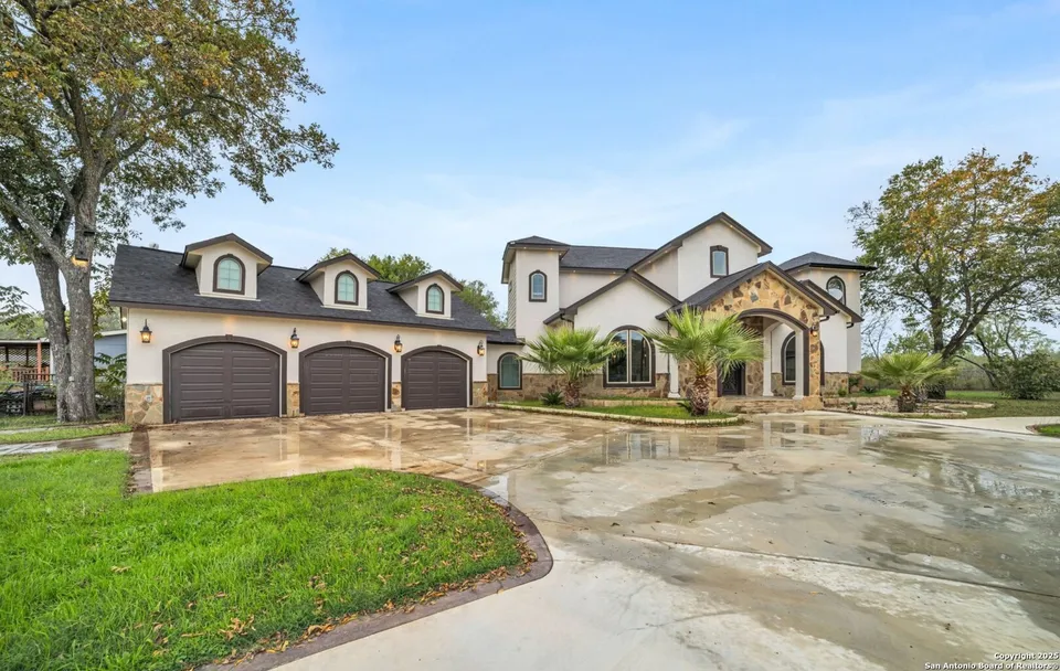 San Antonio-area home comes with an enormous horse sculpture and a yard yurt