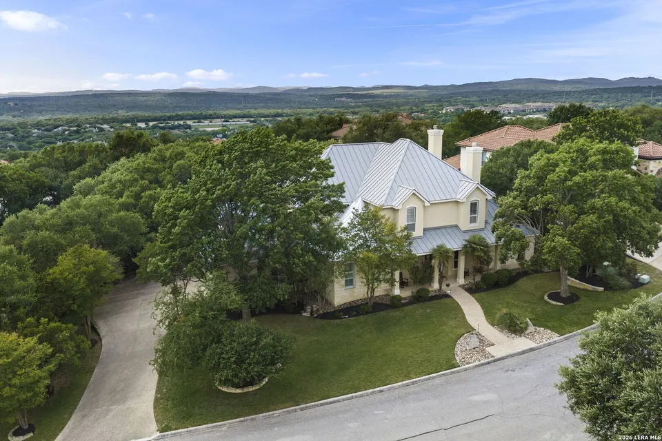 A San Antonio mansion on the market comes with a ‘bourbon room’ and 0,000 in renovations A San Antonio mansion on the market comes with a ‘bourbon room’ and 0,000 in renovations