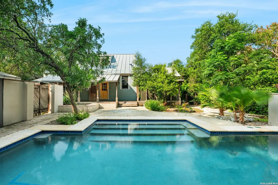 Uncommon residence on the market in San Antonio’s River Street neighborhood comes with artsy decor, lush jungle yard Uncommon residence on the market in San Antonio’s River Street neighborhood comes with artsy decor, lush jungle yard